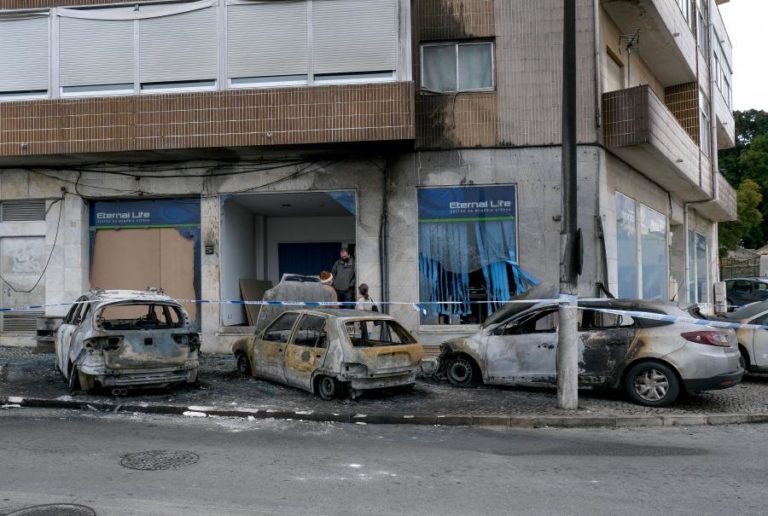 QUATRO AUTOMÓVEIS E VÁRIOS ECOPONTOS DESTRUÍDOS POR ATOS DE VANDALISMO EM SETÚBAL