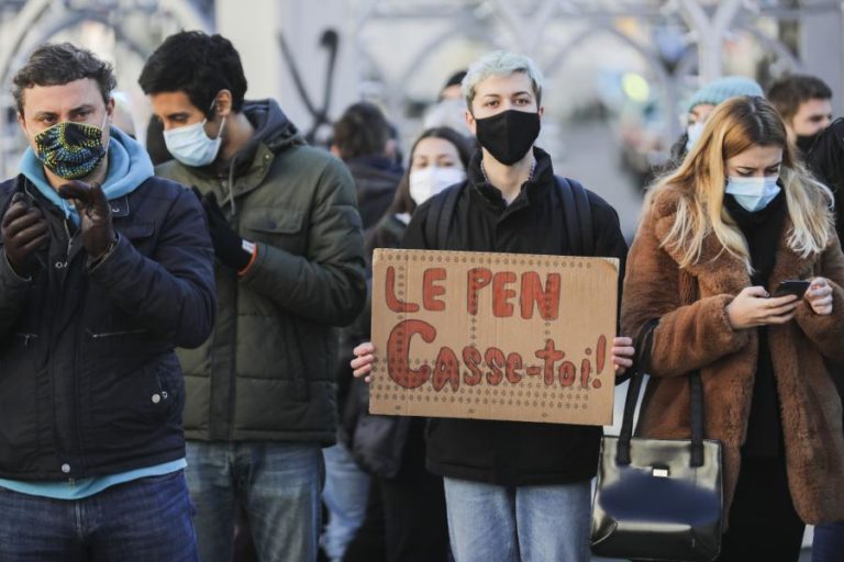 MAIS DE DUAS CENTENAS NA RUA CONTRA PRESENÇA DE LE PEN EM PORTUGAL