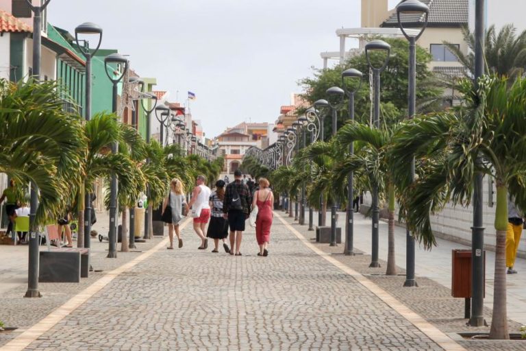 COVID-19: TURISTAS VOLTAM À ILHA DO SAL MAS AS NUVENS NEGRAS AINDA PAIRAM