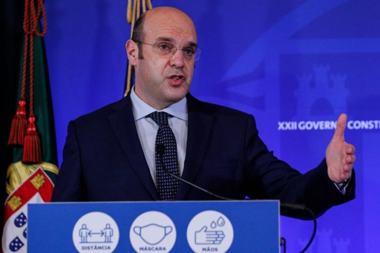 COVID-19: MINISTRO DE ESTADO SIZA VIEIRA TESTA POSITIVO