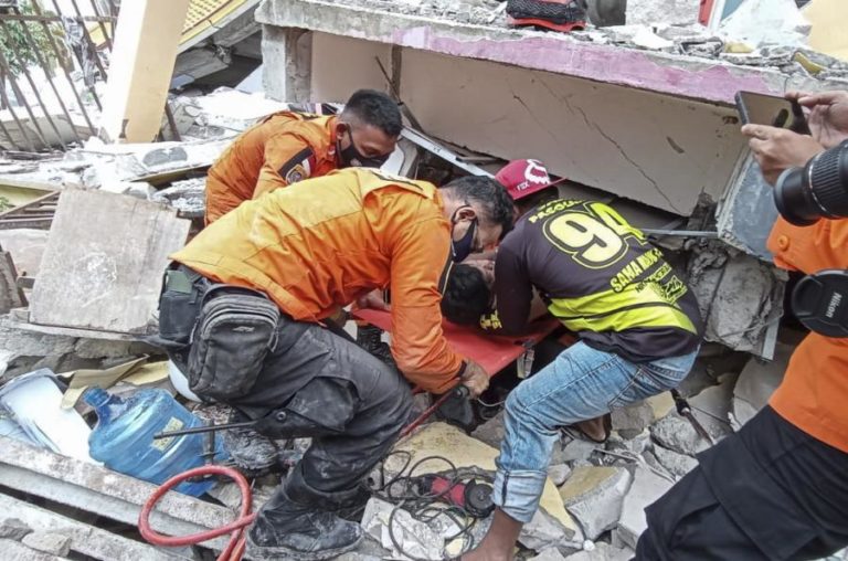SOBE PARA 37 NÚMERO DE MORTOS DEVIDO A SISMO NA INDONÉSIA