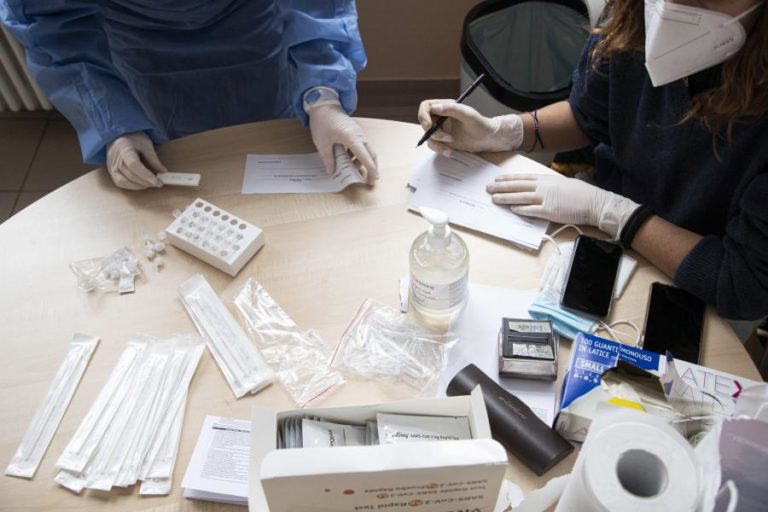 COVID-19: ANGOLA REALIZOU HOJE PRIMEIROS TESTES PÓS-DESEMBARQUE COM ELOGIOS DE PASSAGEIROS