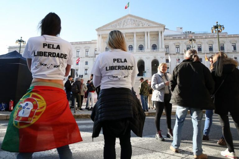 COVID-19: CERCA DE 100 PESSOAS MANIFESTARAM-SE SEM MÁSCARA OU DISTANCIAMENTO EM LISBOA