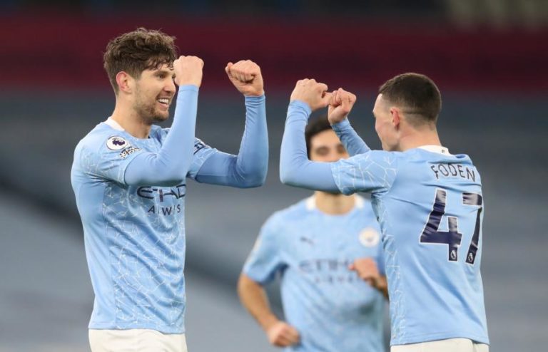 MANCHESTER CITY GOLEIA E SOBE A SEGUNDO EM INGLATERRA