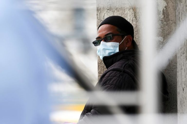 COVID-19: VARIANTE SUL-AFRICANA PROPAGA-SE MAIS RÁPIDO MAS NÃO É MAIS GRAVE