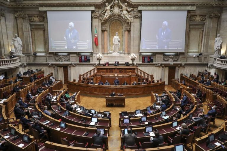 BIDEN: PARLAMENTO PORTUGUÊS SAÚDA POSSE COM SALVA DE PALMAS