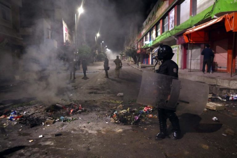 FORÇA DE SEGURANÇA DA TUNÍSIA DETÊM 432 PESSOAS NA QUINTA NOITE DE PROTESTOS CONTRA CRISE