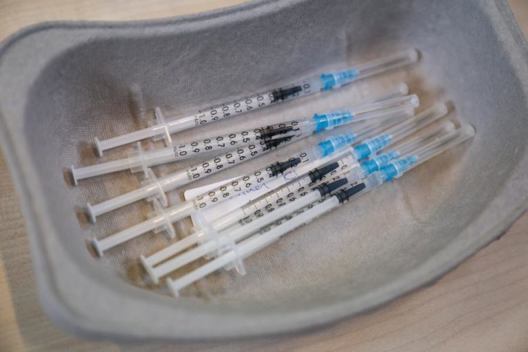 COVID-19: MOÇAMBIQUE QUER VACINA MAIS CEDO E APONTA PROFISSIONAIS DE SAÚDE COMO PRIORIDADE