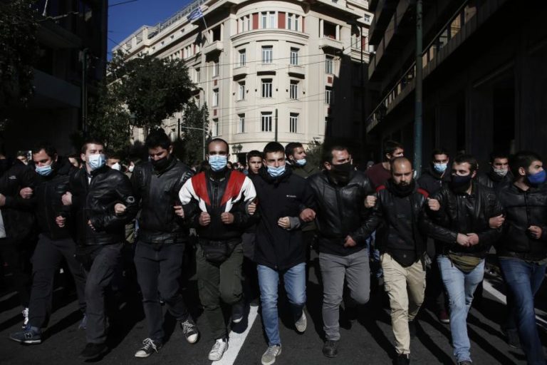 GRÉCIA: ESTUDANTES PROTESTAM CONTRA POLÍCIA NAS UNIVERSIDADES E JORNALISTAS CRITICAM RESTRIÇÕES