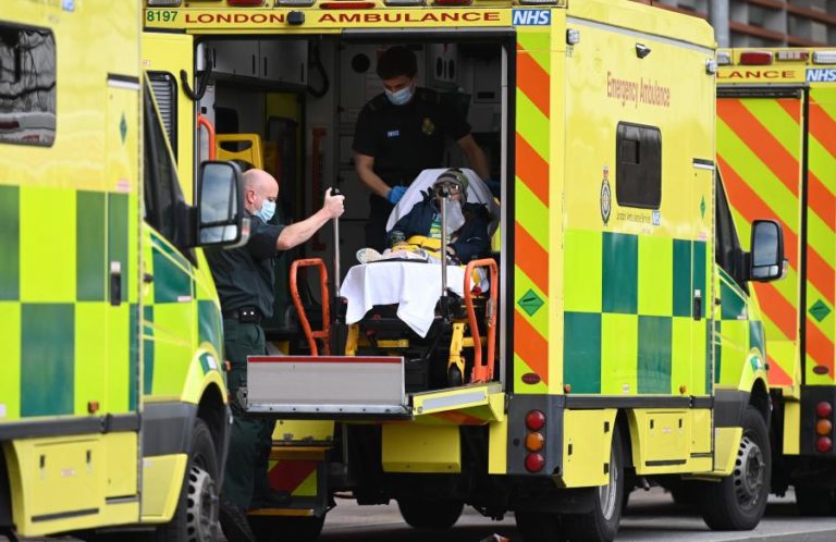 COVID-19: REINO UNIDO ULTRAPASSA 100 MIL MORTES