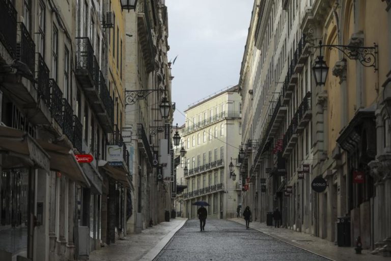 COVID-19: NÚMERO DE PORTUGUESES EM CASA AUMENTOU COM FECHO DAS ESCOLAS