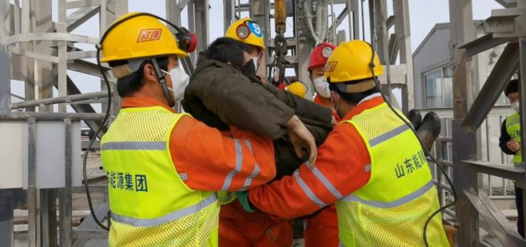 ONZE MINEIROS RESGATADOS COM VIDA DE UMA MINA DE OURO NA CHINA