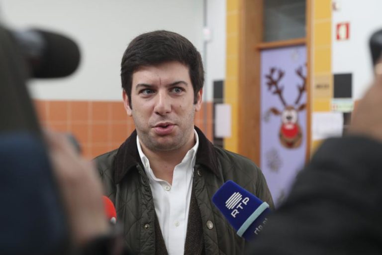 COVID-19: PRIORIZAR VACINAÇÃO DE TITULARES DE CARGOS POLÍTICOS É UM “PÉSSIMO EXEMPLO” –  CDS