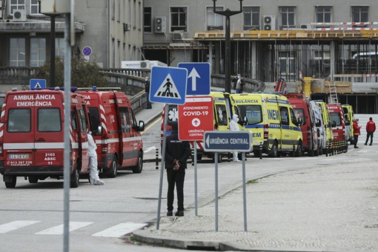 COVID-19: CERCA DE 30 AMBULÂNCIAS À PORTA DO HOSPITAL DE SANTA MARIA