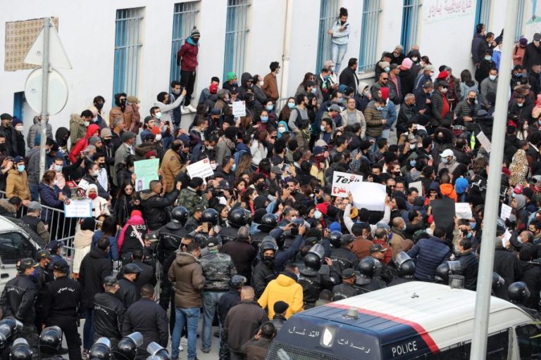 CENTENAS DE TUNISINOS MANIFESTAM-SE FRENTE AO PARLAMENTO BARRICADO