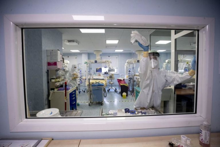 COVID-19: ITÁLIA SOMA 13.574 NOVOS CASOS E 477 ÓBITOS NAS ÚLTIMAS 24 HORAS