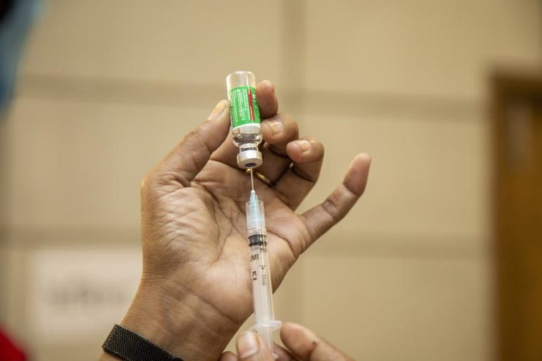 COVID-19: ASTRAZENECA GARANTE EFICÁCIA DA VACINA EM MAIORES DE 65 ANOS