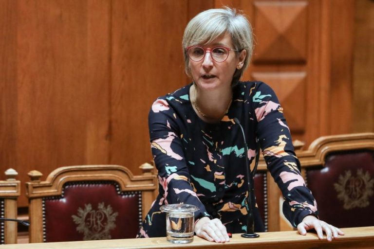 COVID-19: MINISTRA DA SAÚDE CRITICA PARTIDOS QUE UTILIZAM A “MORTE E A DOENÇA COMO ARGUMENTO POLÍTICO”