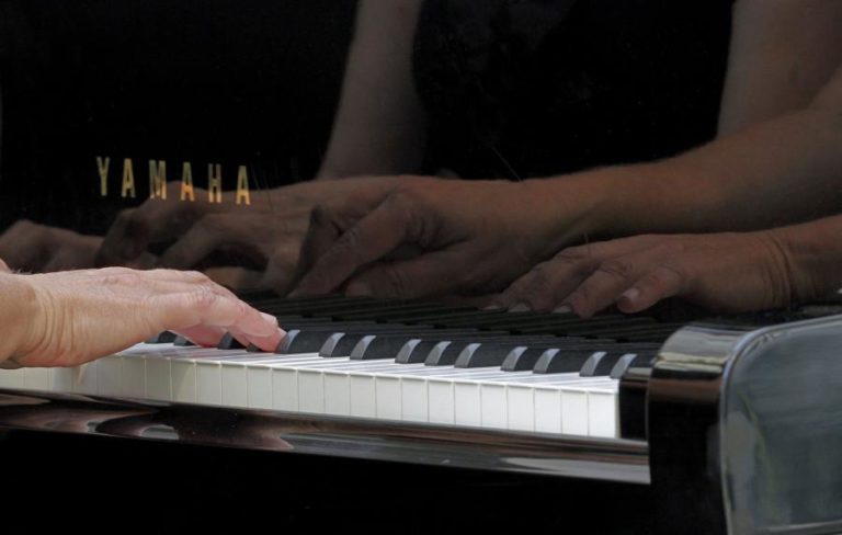 Álbum de piano a quatro mãos homenageia artistas condicionados pela pandemia