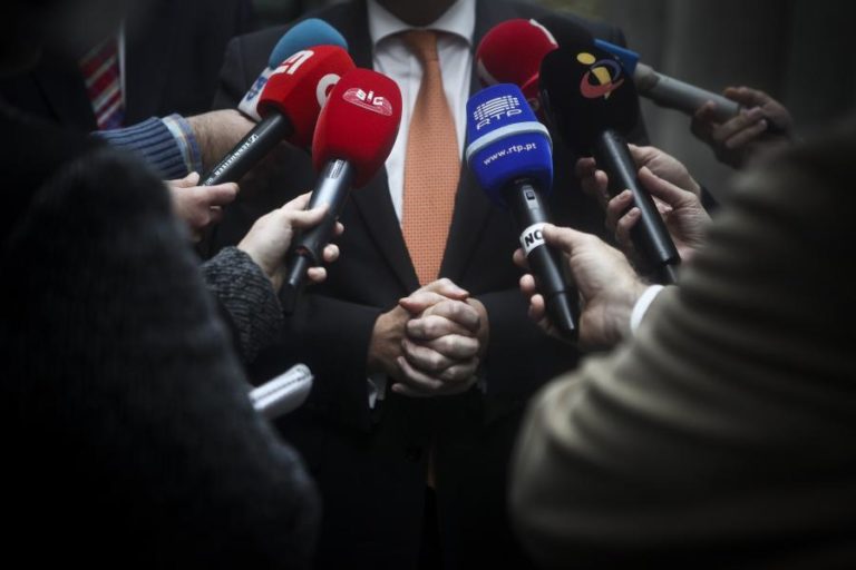 Covid-19: Carta aberta às televisões pede informação sóbria e critica “obsessão opinativa”