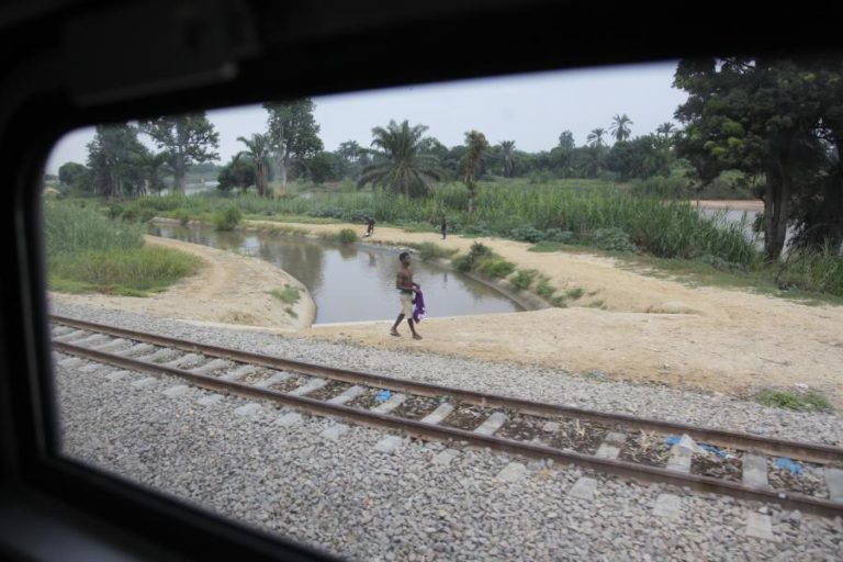 Polícia angolana deteve dois homens por alegado furto de travessas e carris da linha férrea