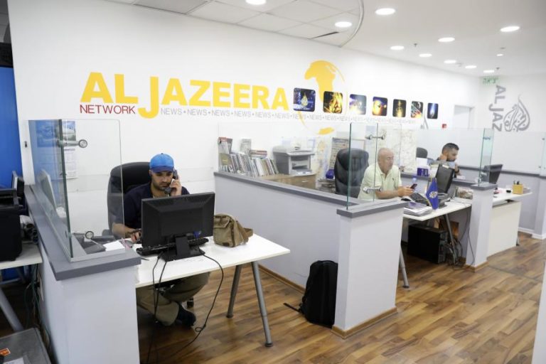 Egito liberta jornalista da Al-Jazeera detido há quatro anos