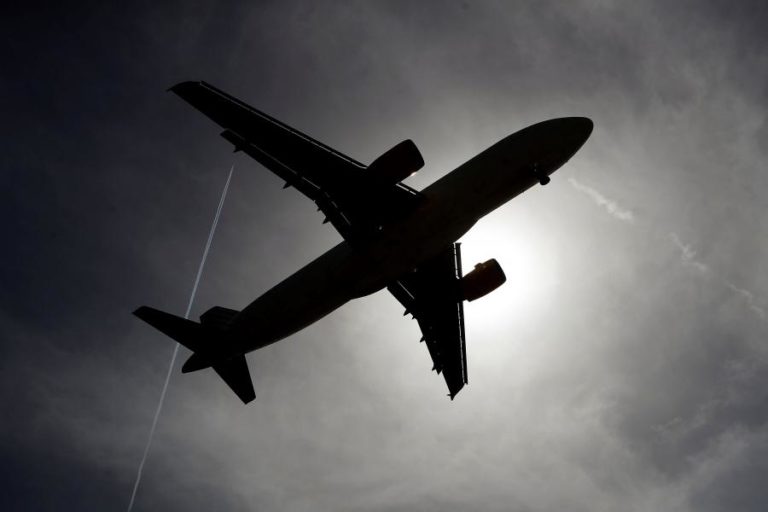 Covid-19: IATA desenvolve plano com 33 países para reabrir tráfego aéreo