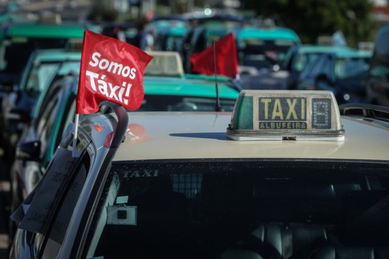 Covid-19: ANTRAL quer taxistas vacinados antes da população geral