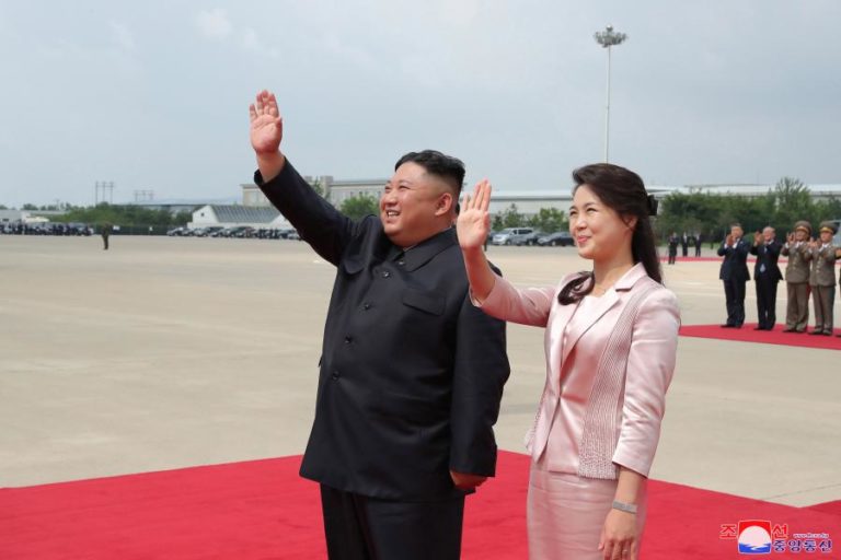 Mulher de Kim Jong-un reaparece em atos públicos após mais de um ano de ausência