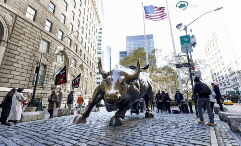 Morreu o escultor italiano Arturo Di Modica que esculpiu o Touro de Wall Street