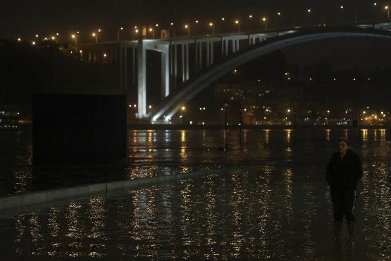 Rio Douro em cheia no Porto a partir das 02:00 de quarta-feira