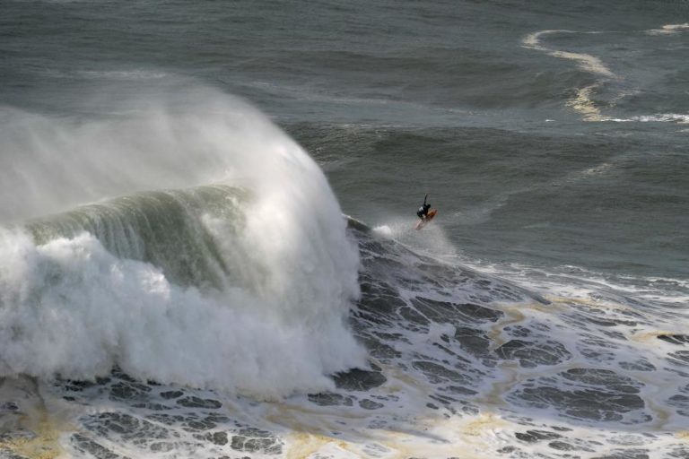 Nazaré autoriza prática de ‘surf’ a título individual nas praias do concelho