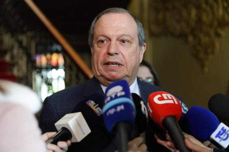 Carlos César desconhece inquérito e diz-se “disponível para todos os escrutínios”