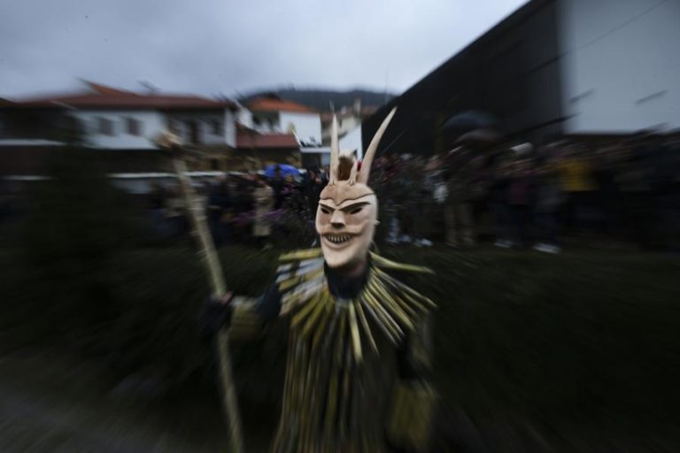 Covid-19: Carnaval com “dança dos cus” em família e caretos à porta