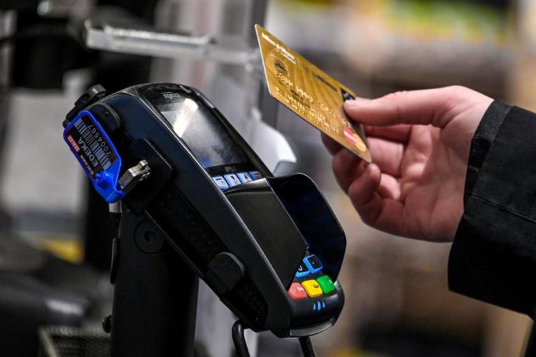 Valor das operações com cartão de pagamento caiu 10% em janeiro deste ano