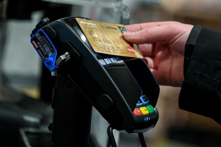 Covid-19: Compras físicas por Multibanco caem 34% na 2.ª quinzena de janeiro