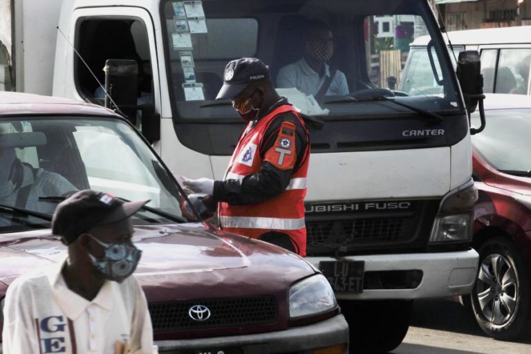 Polícia de Luanda proíbe operações Stop e barreiras para fiscalizar consumo de álcool