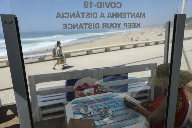 Covid-19: UE estuda várias opções para facilitar viagens este verão
