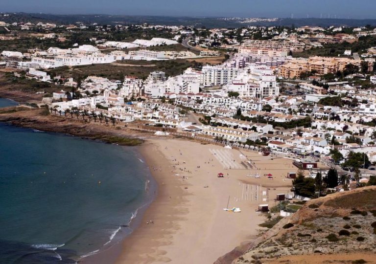 Covid-19: Portugal entre destinos mais procurados por britânicos para férias de verão