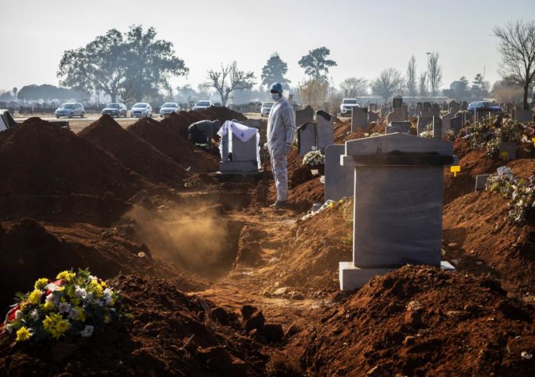 Covid-19: Pandemia provocou pelo menos 2.408.243 mortes e 109.074.730 casos