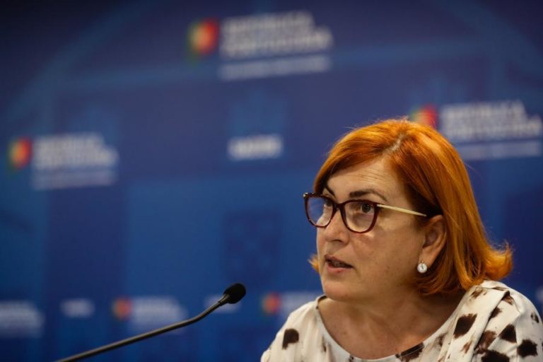 Covid-19: Mais de 390 doentes aguardam transferência para cuidados continuados