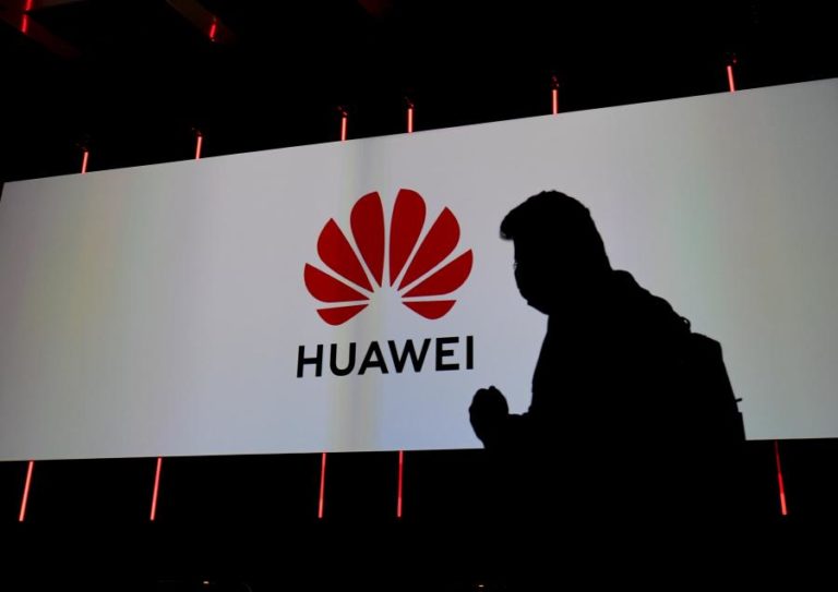 Huawei lança telemóvel dobrável apenas para o mercado chinês face a sanções