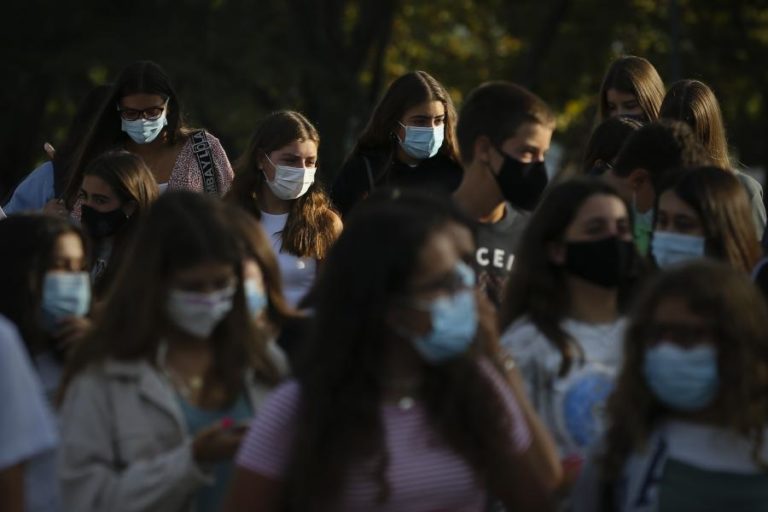 Covid-19: Alunos com aulas no Carnaval e em três dias das férias da Pascoa