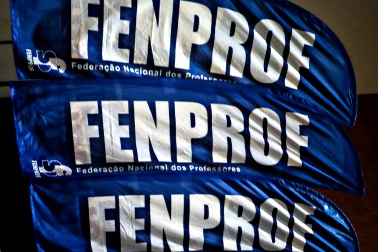 Fenprof entrega abaixo-assinado e proposta negocial no Ministério da Educação