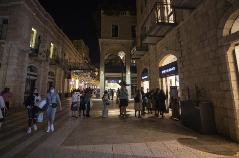 Covid-19: Israel anuncia recolher obrigatório durante festividades do Purim