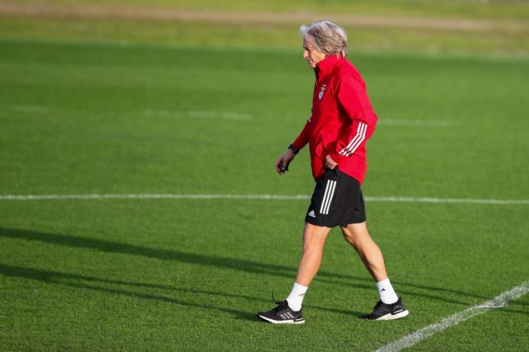 Covid-19: Jorge Jesus com “melhoria clínica significativa”, mas ausente ante o Guimarães