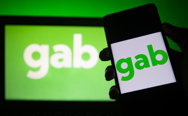 Apoiantes de Trump banidos de redes sociais mudam-se para Gab, MeWe ou Telegram