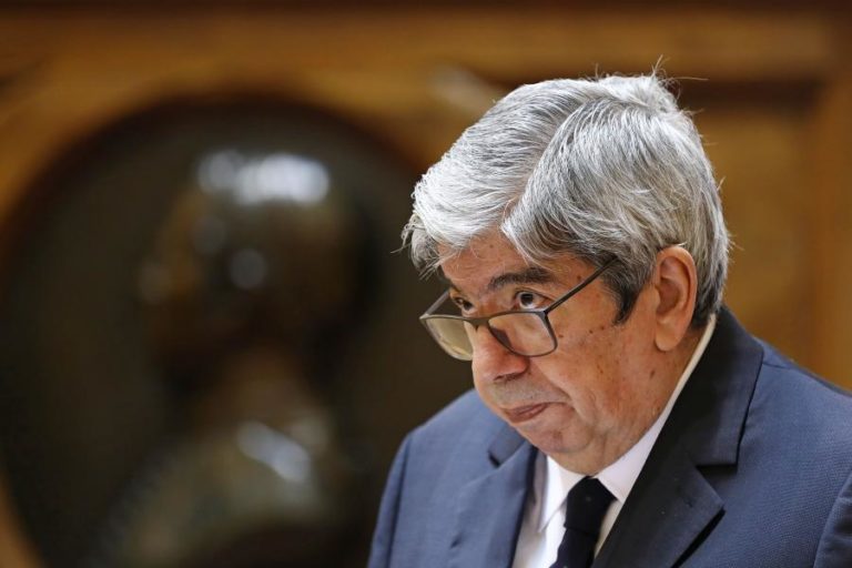 Covid-19: Presidente da Assembleia da República quer grupo de trabalho para coordenar vacinação no parlamento