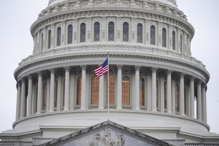 TRUMP ANUNCIA NOVOS ADVOGADOS PARA LIDERAR DEFESA NO PROCESSO DE DESTITUIÇÃO