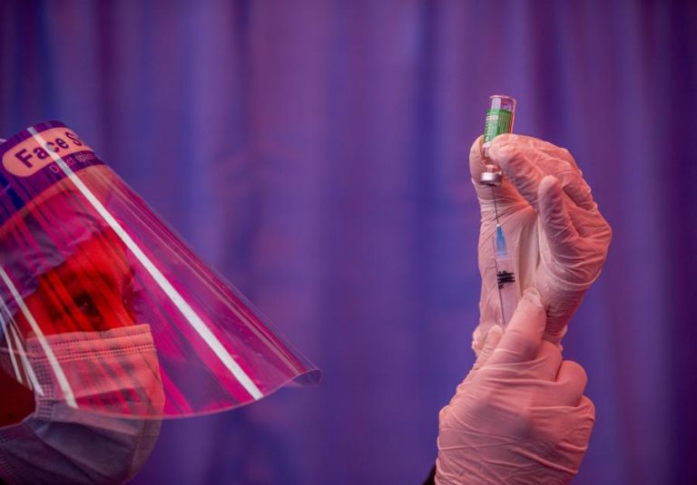 Covid-19: Maior produtor mundial de vacinas pede paciência a países que aguardam entregas